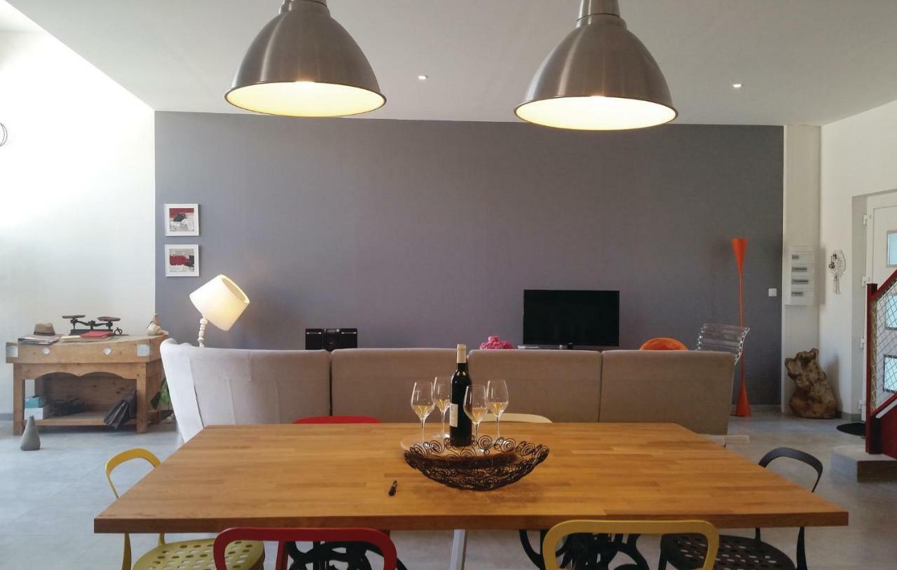 2 Bedroom Amazing Home In נרבון מראה חיצוני תמונה